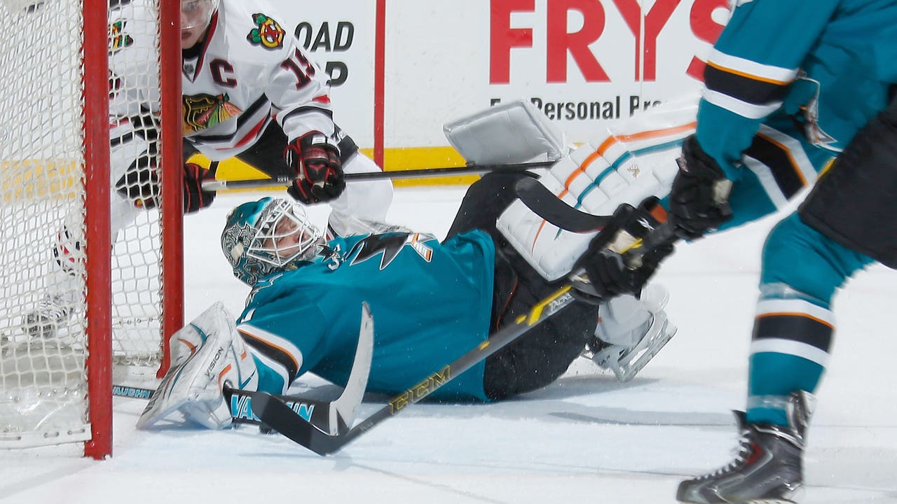 Niemi shuts out former team as Sharks get past Blackhawks